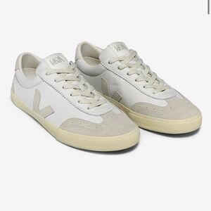 New in box - Veja volley - size 37  6-6.5